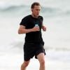 Tom Hiddleston, le compagnon de Taylor Swift fait son jogging sur la plage à Broadbeach, le 14 juillet 2016
