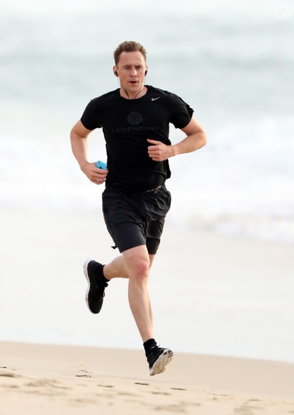 Tom Hiddleston, le compagnon de Taylor Swift fait son jogging sur la plage à Broadbeach, le 14 juillet 2016.