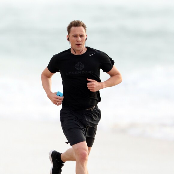 Tom Hiddleston, le compagnon de Taylor Swift fait son jogging sur la plage à Broadbeach, le 14 juillet 2016.