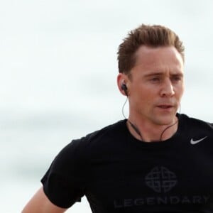 Tom Hiddleston, le compagnon de Taylor Swift fait son jogging sur la plage à Broadbeach, le 14 juillet 2016.