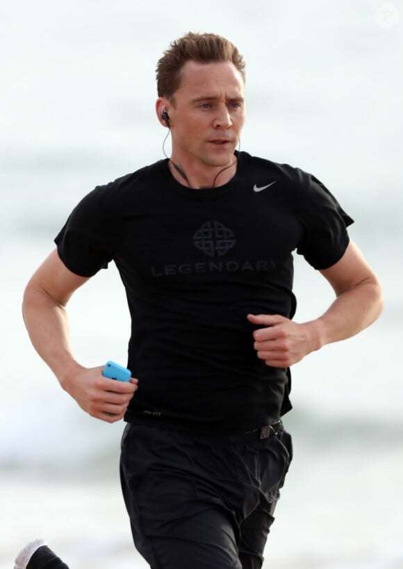 Tom Hiddleston, le compagnon de Taylor Swift fait son jogging sur la plage à Broadbeach, le 14 juillet 2016.