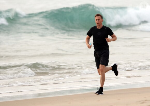 Tom Hiddleston, le compagnon de Taylor Swift fait son jogging sur la plage à Broadbeach, le 14 juillet 2016