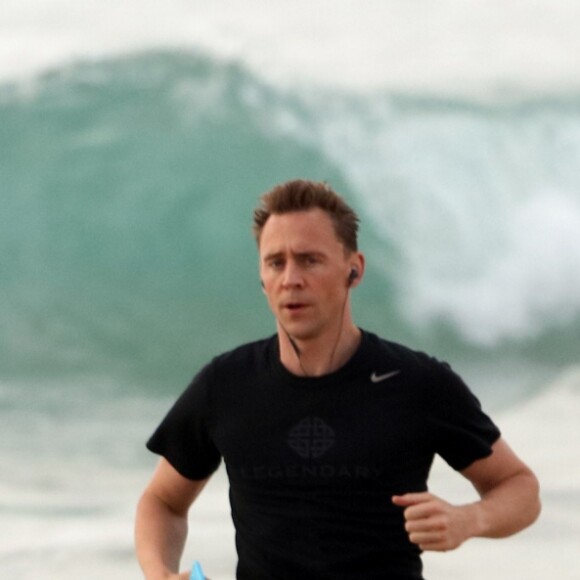 Tom Hiddleston, le compagnon de Taylor Swift fait son jogging sur la plage à Broadbeach, le 14 juillet 2016