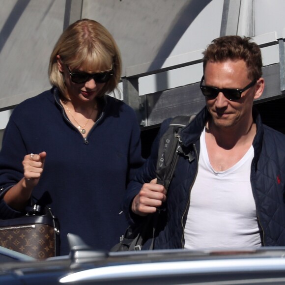 Taylor Swift et son compagnon Tom Hiddleston arrivent à l'aéroport de Sydney, Australie, le 8 juillet 2016.