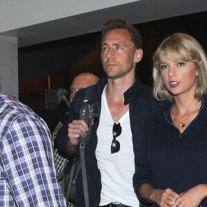 Taylor Swift et son compagnon Tom Hiddleston arrive à l'aéroport de LAX à Los Angeles, le 6 juillet 2016