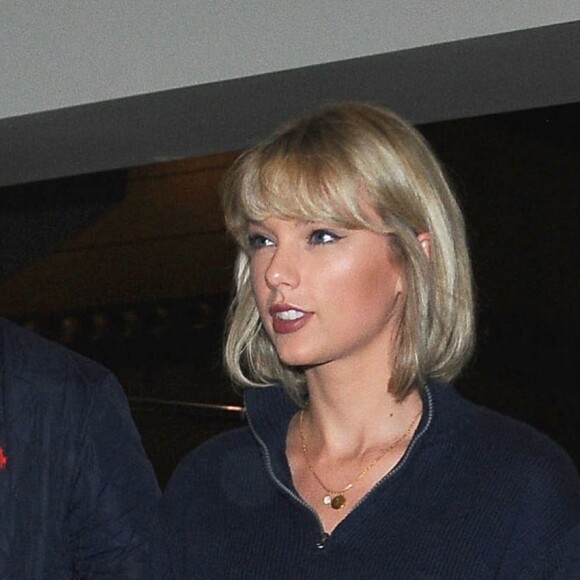 Taylor Swift et son compagnon Tom Hiddleston arrive à l'aéroport de LAX à Los Angeles, le 6 juillet 2016