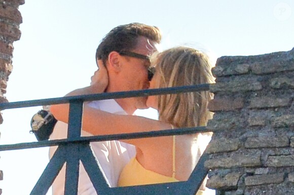 Exclusif - Taylor Swift et son nouveau compagnon Tom Hiddleston passent des vacances romantiques à Rome. Le couple est allé déjeuner en amoureux et est allé visiter "Le Colisée", immense amphithéâtre ovoïde situé dans le centre de la ville de Rome, entre l'Esquilin et le Cælius, le plus grand jamais construit dans l'empire. Le 27 juin 2016