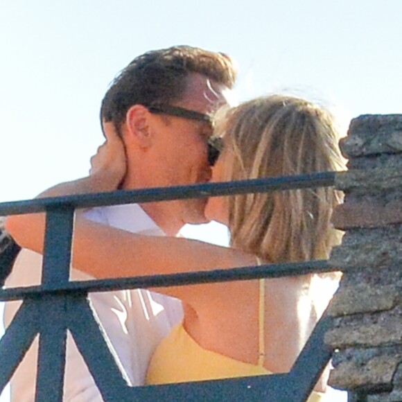 Exclusif - Taylor Swift et son nouveau compagnon Tom Hiddleston passent des vacances romantiques à Rome. Le couple est allé déjeuner en amoureux et est allé visiter "Le Colisée", immense amphithéâtre ovoïde situé dans le centre de la ville de Rome, entre l'Esquilin et le Cælius, le plus grand jamais construit dans l'empire. Le 27 juin 2016
