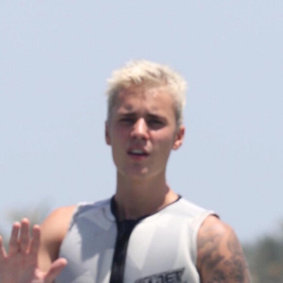 Justin Bieber fait du wavejet à Miami, le 5 juillet 2016