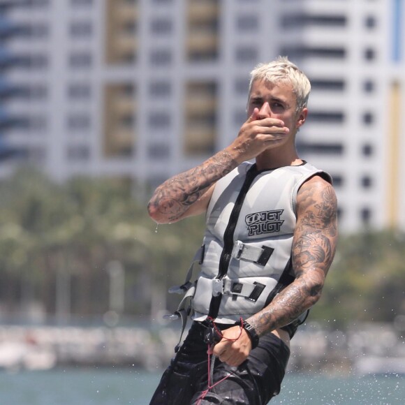 Justin Bieber fait du wavejet à Miami, le 5 juillet 2016