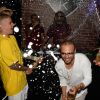 Exclusif - Lewis Hamilton (gagnant du Grand Prix de Formule 1) et Justin Bieber arrosent la foule de champagne avec Richie Akiva, le patron du club, au "F1 OAK Monaco Pop Up" du Fairmont Monte Carlo à Monaco, le 29 mai 2016. © Rachid Bellak/Bestimage