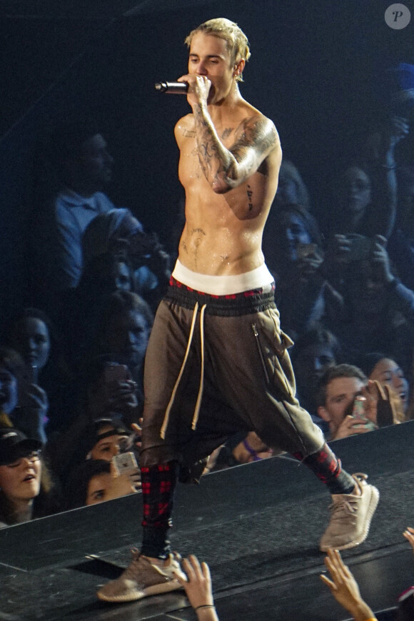 Justin Bieber en concert à Seattle le 9 mars 2016.  03/09/2016 First Night Photos!! Justin Bieber Kicks off His Purpose Tour in Seattle last night. Justin whipped his top halfway through the evening revealing his tattooed and muscular body. Justin looked to be ready to tackle the growling schedule associated with performing a world tour. The hitmaker pulled out all the stops last evening playing a full set from acoustic guitar to piano ballads and at one point during the night in the midst of throwing down some serious dance moves Justin produced a rain machine which left the veteran performer soaked to the bone!!10/03/2016 - Seattle