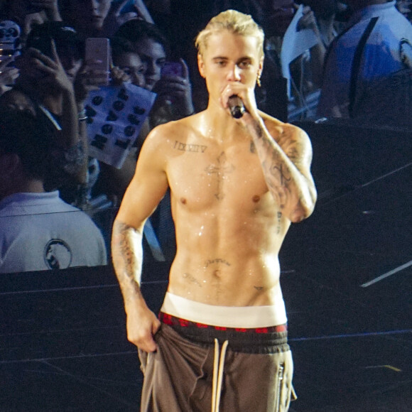 Justin Bieber en concert à Seattle le 9 mars 2016.  03/09/2016 First Night Photos!! Justin Bieber Kicks off His Purpose Tour in Seattle last night. Justin whipped his top halfway through the evening revealing his tattooed and muscular body. Justin looked to be ready to tackle the growling schedule associated with performing a world tour. The hitmaker pulled out all the stops last evening playing a full set from acoustic guitar to piano ballads and at one point during the night in the midst of throwing down some serious dance moves Justin produced a rain machine which left the veteran performer soaked to the bone!!10/03/2016 - Seattle