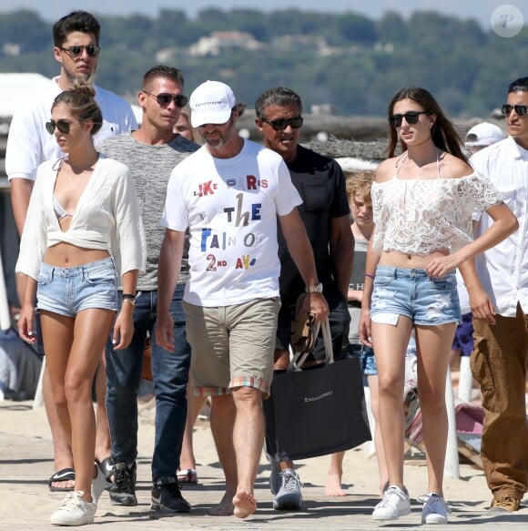 Sylvester Stallone avec sa femme Jennifer Flavin, leurs filles Sistine, Scarlet, Sophia se rendent au Club 55 à Saint-Tropez, le 11 juillet 2016.