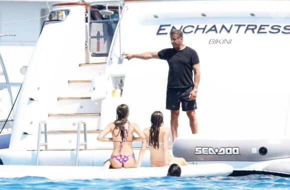 Sylvester Stallone en vacances en famille à bord d'un yatch à St Tropez le 10 juillet 2016. S