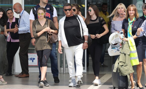 Sylvester Stallone et sa femme Jennifer Flavin arrivent à l'aéroport de Nice avec leurs filles Sophia Rose, Sistine Rose et Scarlet Rose le 5 juillet 2016.