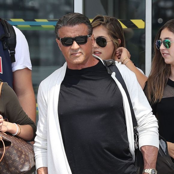 Sylvester Stallone et sa femme Jennifer Flavin arrivent à l'aéroport de Nice avec leurs filles Sophia Rose, Sistine Rose et Scarlet Rose le 5 juillet 2016.