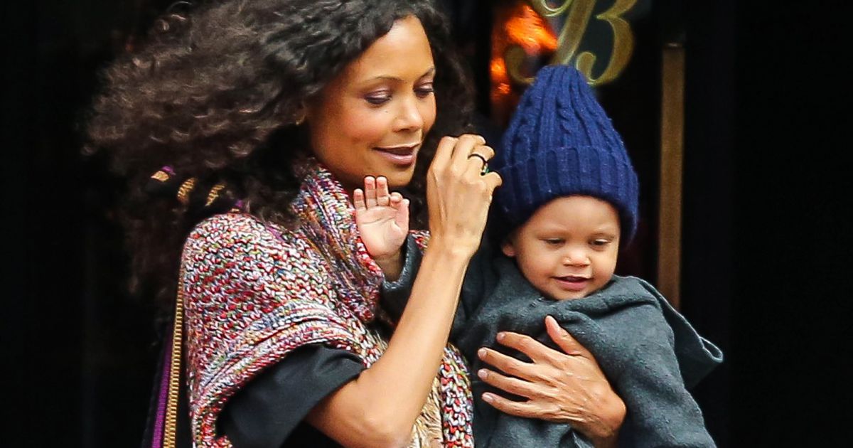 Thandie Newton prend un taxi avec son fils Booker à New York, le 24