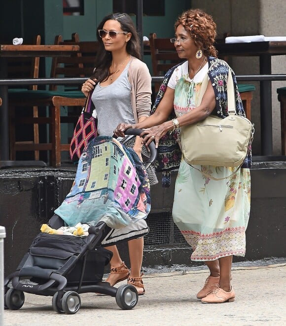 Thandie Newton se balade avec son nouveau né Booker à New York, le 21 mai 2014