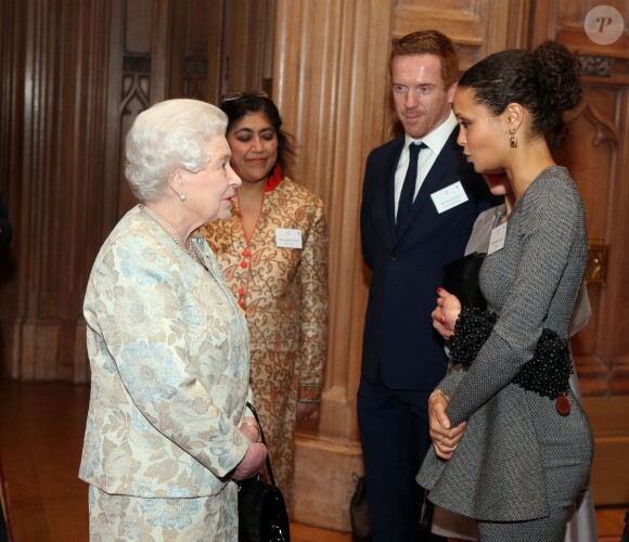 La reine Elisabeth II reçoit un Bafta d'honneur (pour son role de James Bond Girl dans un film projete lors de la cérémonie d'ouverture des Jeux Olympiques de Londres) et en recompense a son soutien pour l'industrie du cinema britannique, au Chateau de Windsor, le 4 avril 2013.