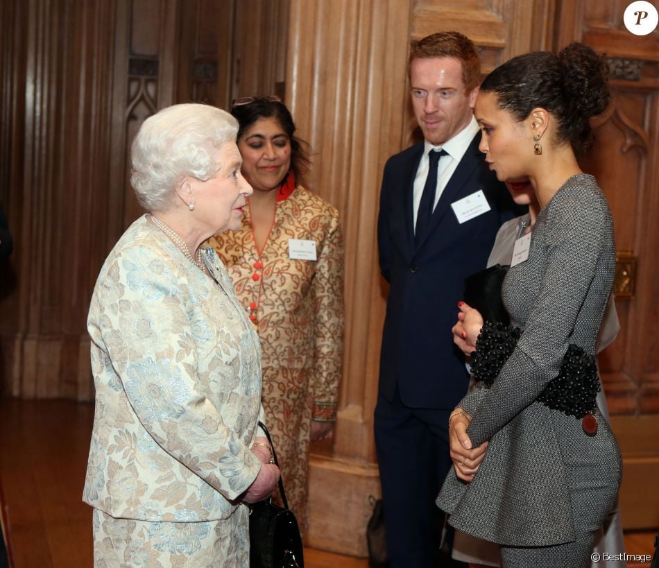 La Reine Elisabeth Ii Recoit Un Bafta D Honneur Pour Son Role De James Bond Girl Dans Un Film Projete Lors De La Ceremonie D Ouverture Des Jeux Olympiques De L Purepeople