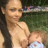 Tandie Newton allaitant son plus jeune fils, Booker, âgé de 2 ans. Juillet 2016.