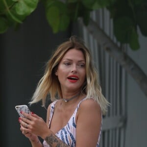 Caroline Receveur en vacances sur la plage de Miami, le 6 avril 2016.