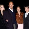 Kevin Costner et son fils Joe, ses filles Annie et Lily à Hollywood, le 18 février 2002.