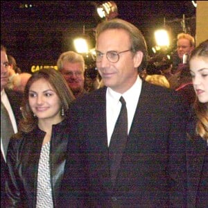 Kevin Costner, Christine Baumgartner avec les enfants Annie, Lily and Joe en 2000.