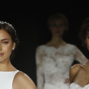 Irina Shayk - Irina Shayk lors du défilé de robes de mariées de la marque Pronovias à Barcelone le 29 avril 2016.