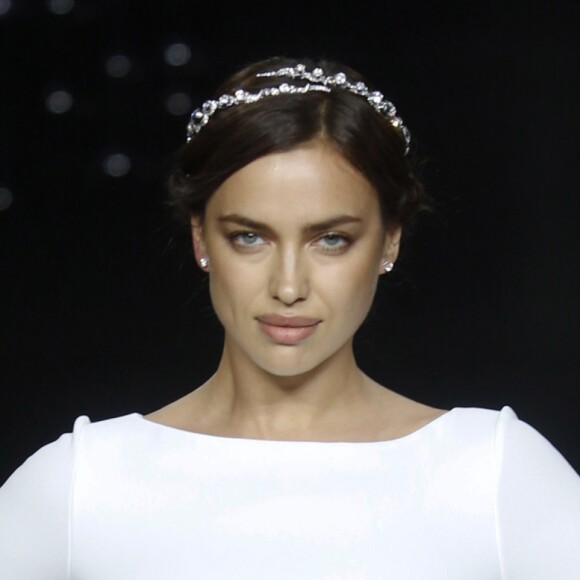 Irina Shayk - Irina Shayk lors du défilé de robes de mariées de la marque Pronovias à Barcelone le 29 avril 2016.