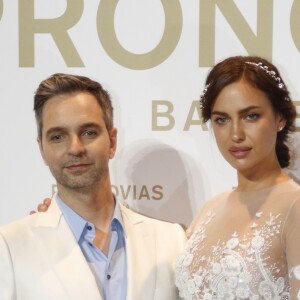 Irina Shayk et le designer Hervé Moreau lors d'une présentation de la marque de robes de mariées Pronovias à Barcelone, le 29 avril 2016.