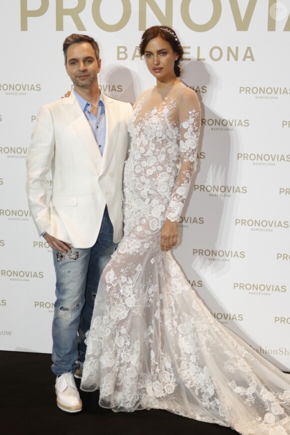 Irina Shayk et le designer Hervé Moreau lors d'une présentation de la marque de robes de mariées Pronovias à Barcelone, le 29 avril 2016.