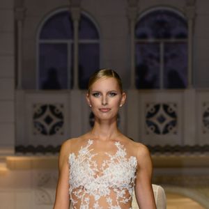 Karolina Kurkova défile pour Pronovias, la maison de couture espagnole de robes de mariée à Barcelone, le 9 mai 2014.