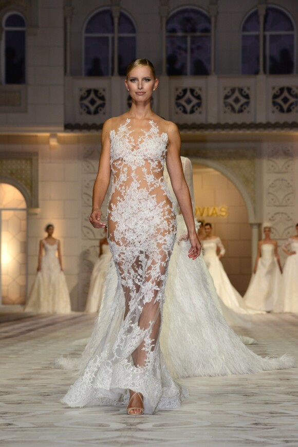 Karolina Kurkova défile pour Pronovias, la maison de couture espagnole de robes de mariée à Barcelone, le 9 mai 2014.