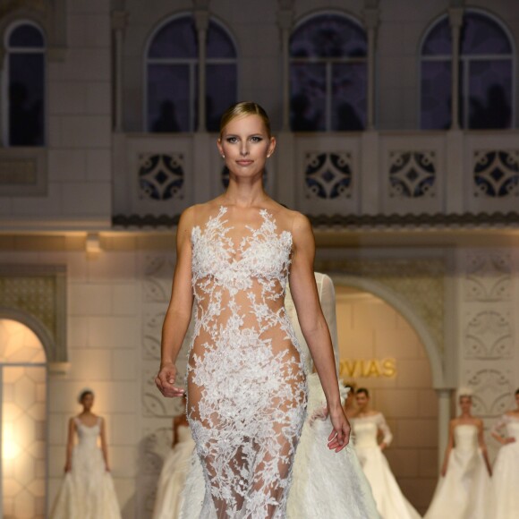 Karolina Kurkova défile pour Pronovias, la maison de couture espagnole de robes de mariée à Barcelone, le 9 mai 2014.