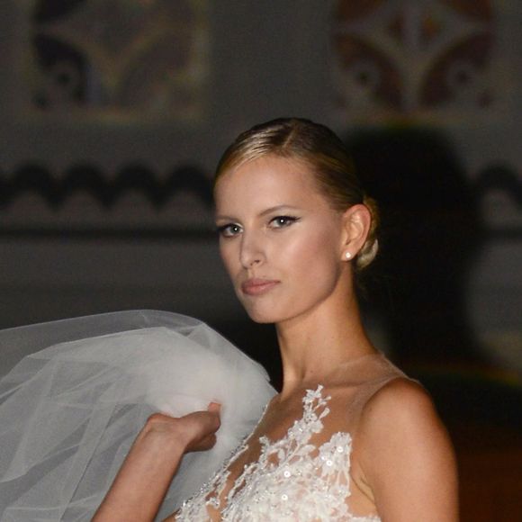 Karolina Kurkova défile pour Pronovias, la maison de couture espagnole de robes de mariée à Barcelone, le 9 mai 2014.