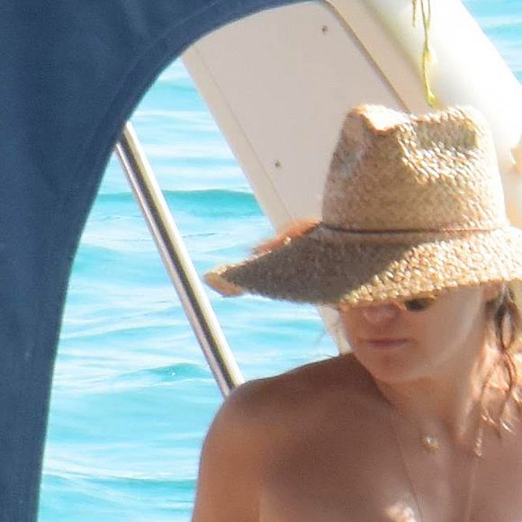 Kate Hudson en vacances avec des amis sur un bateau à Formentera. Espagne, le 14 juillet 2016.