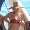 Kate Hudson en vacances avec des amis sur un bateau à Formentera. Espagne, le 14 juillet 2016.