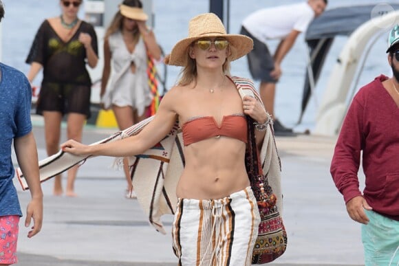 Kate Hudson est en vacances avec des amis à Formentera, le 14 juillet 2016.