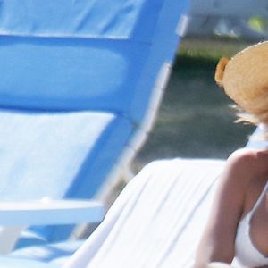 Kate Hudson et sa mère Goldie Hawn profitent d'une belle journée ensoleillée pour bronzer et se relaxer sur une plage à Hawaii, le 27 mai 2016