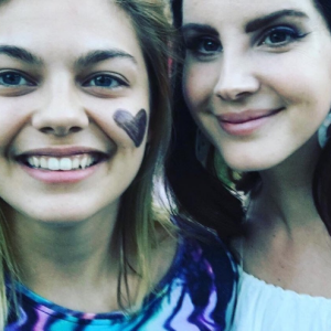 Louane Emera et Lana Del Rey en coulisses du Festival des Vieilles Charrues à Carhaix, le 17 juillet 2018.