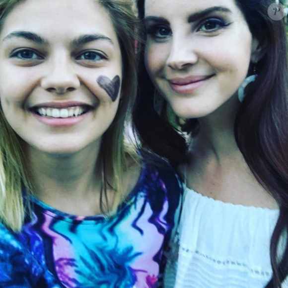 Louane Emera et Lana Del Rey en coulisses du Festival des Vieilles Charrues à Carhaix, le 17 juillet 2018.