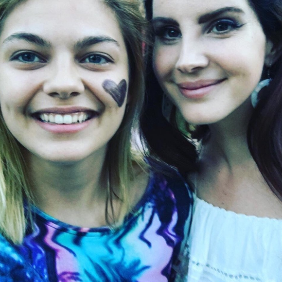 Louane Emera et Lana Del Rey en coulisses du Festival des Vieilles Charrues à Carhaix, le 17 juillet 2018.