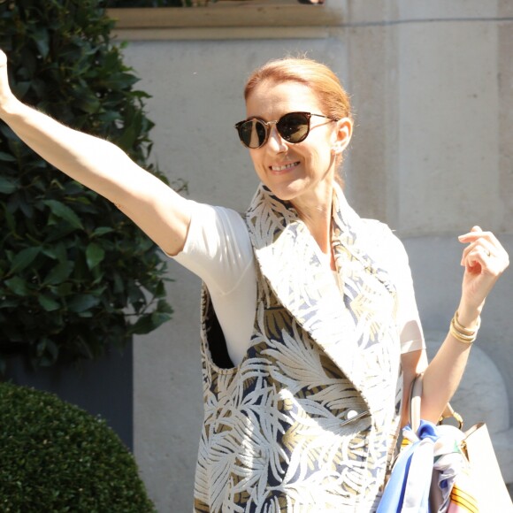 Céline Dion quitte son hôtel le Royal Monceau à Paris le 7 juillet 2016.