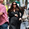 Liv Tyler enceinte va déjeuner avec son père, Steven Tyler, à New York, le 23 juin 2016.