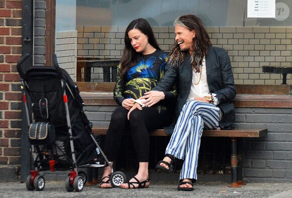 Liv Tyler accompagnée de son père Steven Tyler pour une promenade avec ses enfants, Milo et Sailor, à New York le 23 juin 2016.