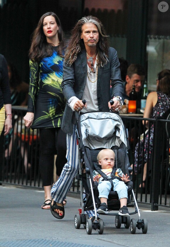 Liv Tyler accompagnée de son père Steven Tyler pour une promenade avec ses enfants, Milo et Sailor, à New York le 23 juin 2016.