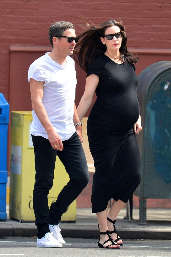 Liv Tyler enceinte et son fiancé David Gardner se baladent dans les rues de New York, le 29 mai 2016