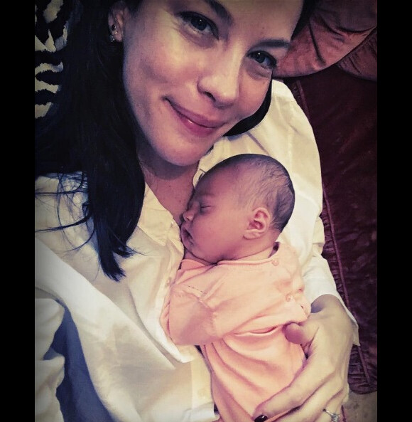 Liv Tyler prenant la pose avec son nouveau-né, une adorable petite fille baptisée Lula, le 21 juillet 2016.